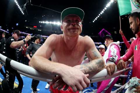 Floyd Mayweather bet $10,000 on Canelo to LOSE to Dmitry Bivol and calls win a “easy pick up’ in..