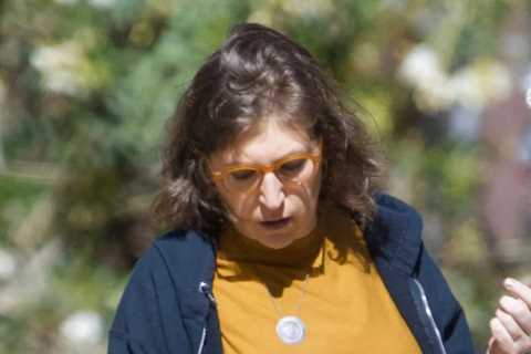 Jeopardy!’s Mayim Bialik dresses down in sweats &amp; ditches makeup on off-duty day after her big..