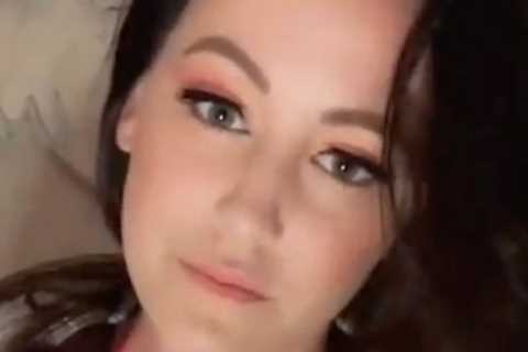 Teen Mom Jenelle Evans strips down to just a red velvet robe &amp; boasts she’s a ‘villain’ in..