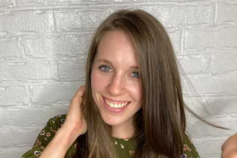 Pregnant Jill Duggar looks unrecognizable with long bleach blond hair in new photo with husband..