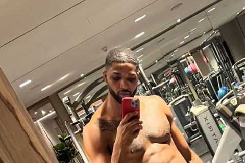 Khloe Kardashian’s cheating baby daddy Tristan Thompson goes shirtless and flexes in rare gym selfie