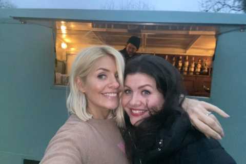 Holly Willoughby fans all say the same thing as she poses with rarely seen sister