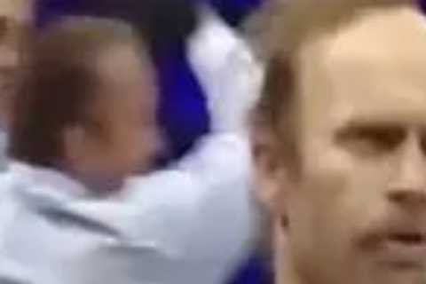 Watch 41-year-old YouTuber nicknamed ‘Dad’ batter 26-year-old opponent in just 22 seconds of boxing ..