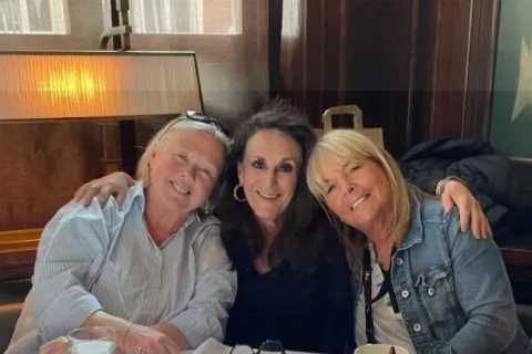 Linda Robson and Pauline Quirke heal bitter feud as Birds of a Feather stars enjoy reunion dinner