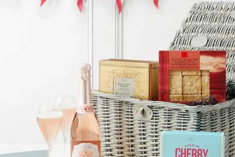 M&amp;S is doing Jubilee-themed hampers and we know how to get them for £10 less