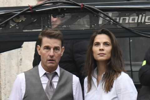Tom Cruise rekindles romance with Hayley Atwell – a surprise arrival at Top Gun: Maverick premiere