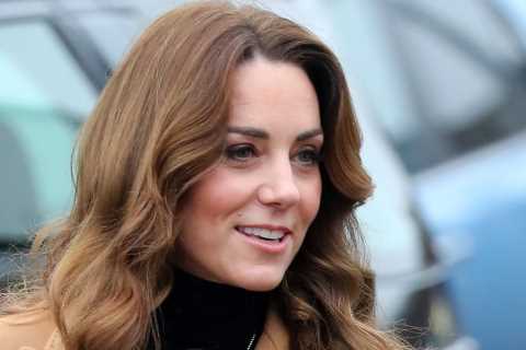I’m a professional hairstylist… Kate Middleton uses a clever trick that takes years off her face..