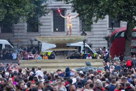 Sunderland fans take over Trafalgar Square and STRIP in fountain with 40,000 expected for Wembley..
