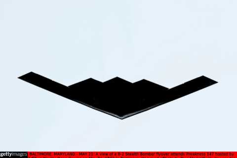 Terrifying B-2 Stealth Bomber – the world’s most expensive plane – flies eerily over horse race
