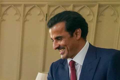 Beaming Queen stands unaided as she welcomes Emir of Qatar before big week of Jubilee celebrations