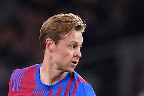 Man Utd prepared to make Frenkie De Jong highest paid star on £350,000-a-week amid Barcelona..