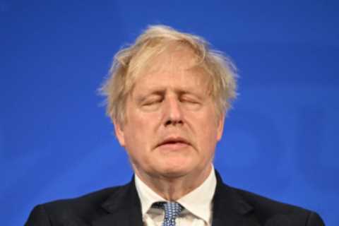 A dozen Tory MPs poised to submit letters of no confidence in Boris Johnson over Partygate scandal