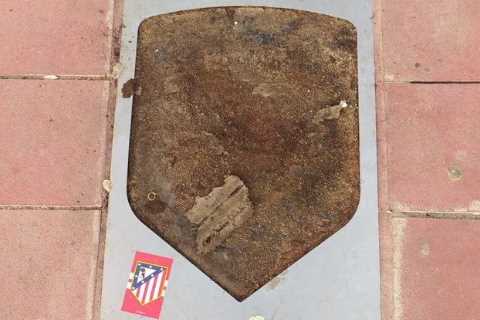 Furious Atletico Madrid ultras tear off Thibaut Courtois’ tribute plaque after helping rivals Real..