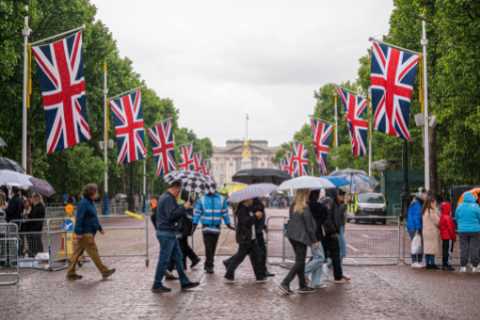 Queen’s Jubilee weather forecast: Street parties face washout with heavy rain on Sunday – but..