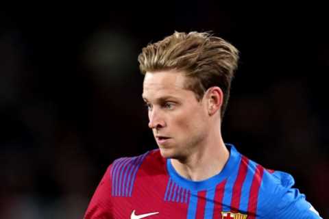 Man Utd believe they can seal Frenkie de Jong transfer for £50m as Ten Hag picks Barcelona ace as..