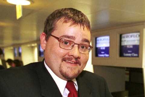 Airport’s Jeremy Spake looks totally different without hair or glasses as he makes TV return 25yrs..