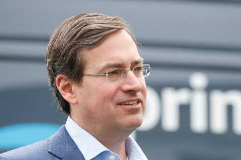 The chief executive of Amazon’s consumer business is leaving.