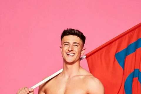 Love Island’s Liam admits he’s into feet and says his mum will have to cover her eyes if he goes in ..