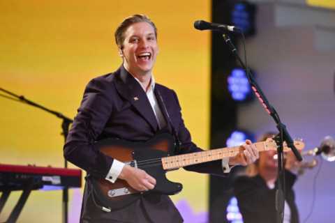 George Ezra leaves out lyrics from hit song during Queen’s Platinum Jubilee Party – and fans are..