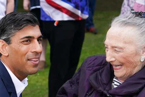 Pensioner jokingly guards her purse from Chancellor Rishi Sunak