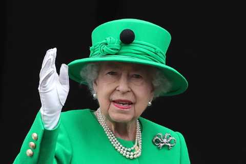 Queen beams on Palace balcony with Kate, Wills &amp; the kids in surprise Jubilee appearance after..