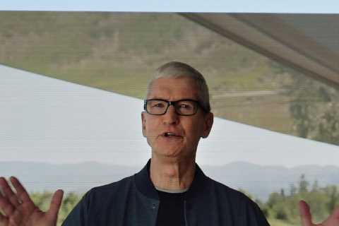 Apple unveils software updates including a texting overhaul and more personalized screens.