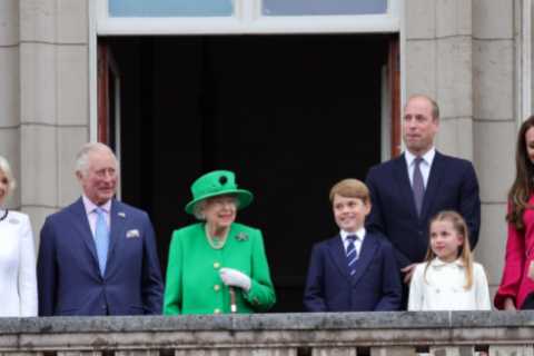 Eagle eyed lipreaders reveal what Princess Charlotte said to Prince George an the Jubilee &amp; it..