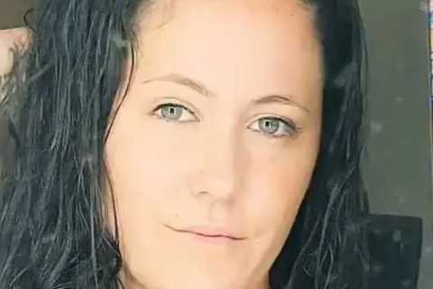 Teen Mom Jenelle Evans shows off her real skin in rare makeup-free photo to promote raunchy..