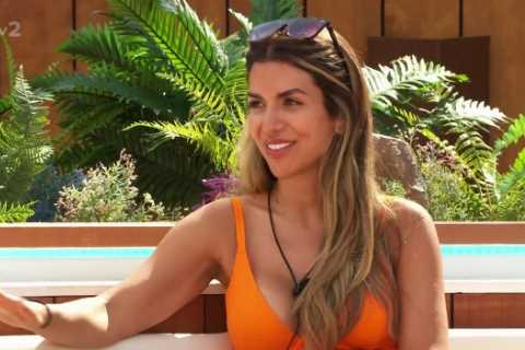 Love Island fans claim Ekin-Su is the spitting image of famous singer’s wife who once starred on..