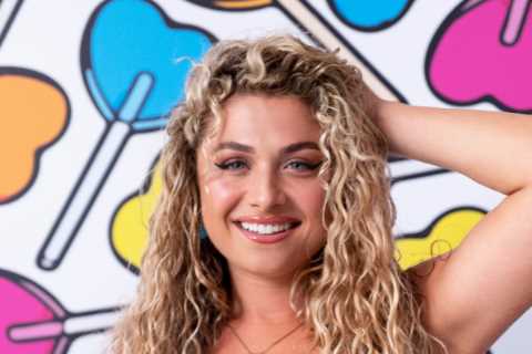 Love Island fans say newcomer Antigoni is a dead ringer for villa stunner from 2019 series
