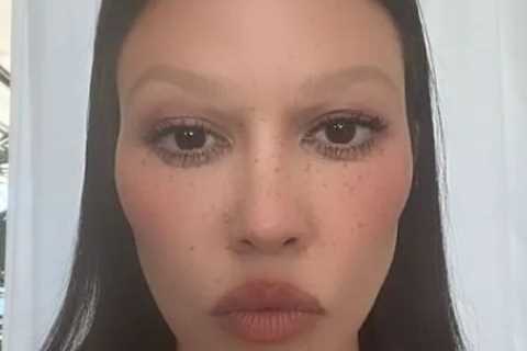 Kourtney Kardashian looks unrecognizable with massive lips &amp; freckles in new pic after star..