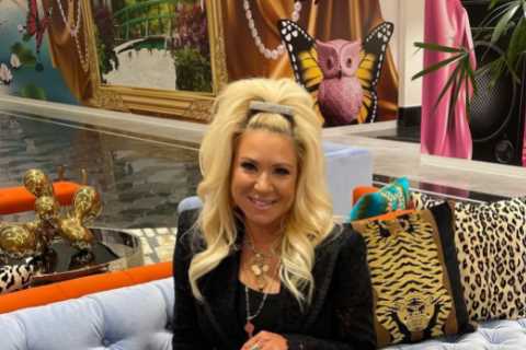 Long Island Medium Theresa Caputo STUNS in sky-high hair &amp; tiny shorts in behind-the-scenes..