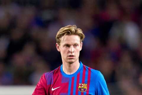 Man Utd close in on £56m Frenkie de Jong transfer but midfielder ‘tells both clubs he doesn’t want..