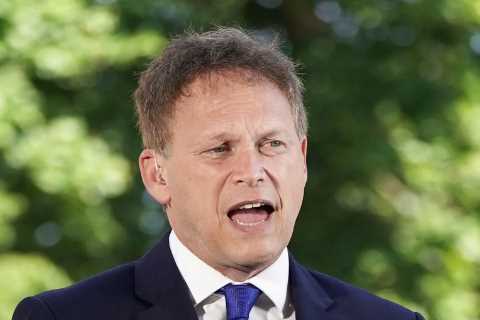 Grant Shapps to hold weekly MEETINGS in limp plan to solve air travel crisis amid hundreds of..