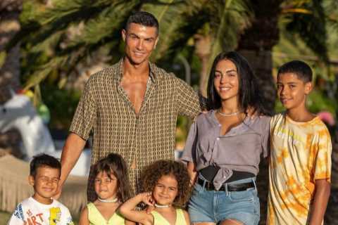 Cristiano Ronaldo to return to Man Utd pre-season training on Monday after return from holiday with ..