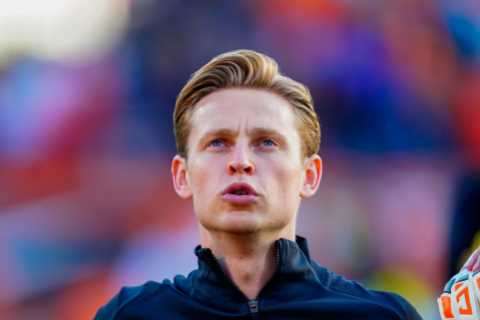 Man Utd closing in on Frenkie de Jong transfer as Barcelona line up replacement as ‘fee all-but..