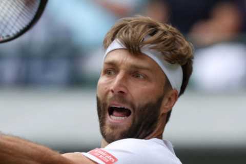 Liam Broady bows out of Wimbledon as Alex de Minaur finally sees off the Brit to move into fourth..