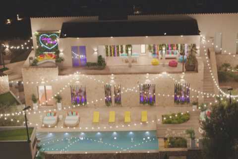 How long does Casa Amor go on for?