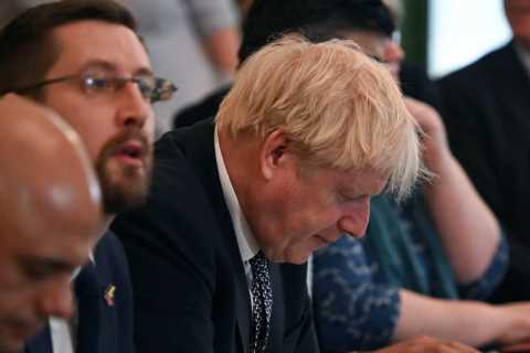 Boris Johnson suffers MORE resignations as trio of ministers  quit along with aides before dramatic ..