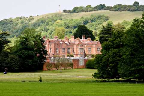 Where is Chequers and who owns it?