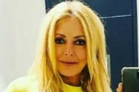 Carol Vorderman looks incredible in skintight leather skirt as she poses backstage at ITV