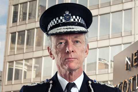 Fury as Boris Johnson plans to give close ally Lord Hogan-Howe a plum £223,000-a-year job before he ..