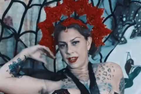 American Pickers star Danielle Colby shows off her curves as she goes nearly naked in sexy unedited ..