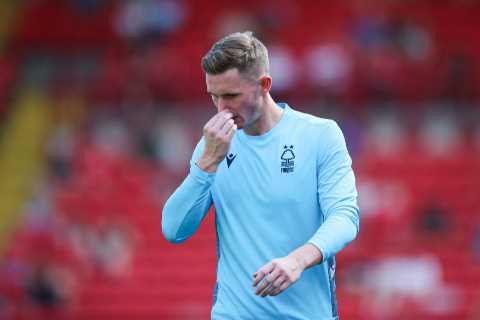 Dean Henderson in Nottingham Forest injury blow as Man Utd loanee goes off after just 30 minutes in ..
