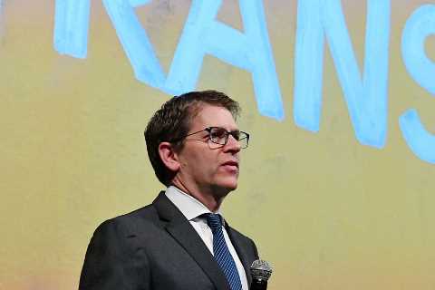 Jay Carney, Amazon’s Top Policy Executive, to Join Airbnb