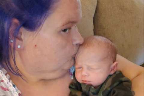 1000-lb Sisters’ Amy Slaton shows off wild makeover in sweet new pic of son Gage, 2, holding his..