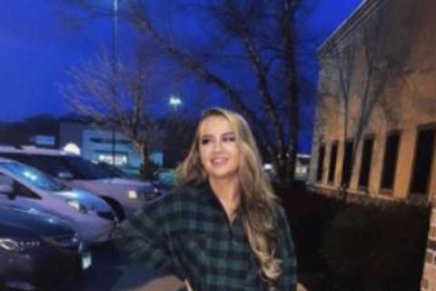 Teen Mom Kayla Sessler poses PANTLESS in just a flannel as admirer begs star to ‘slide into their..