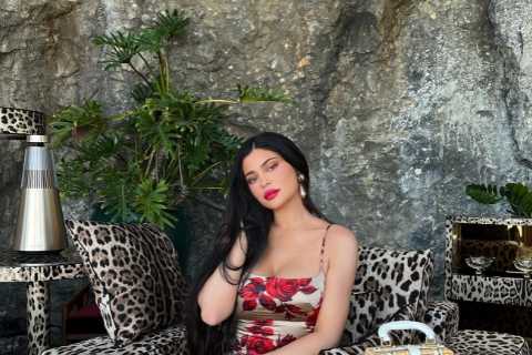 Kylie Jenner flaunts her tiny frame in sports bra &amp; leggings just days after revealing..