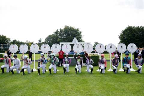 ‘What an amazing group of women’ – powerful moment jockeys take the knee before Magnolia Cup at..