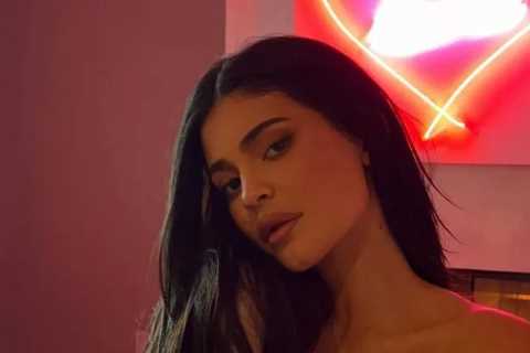 Kylie Jenner shows off her leg scar in sexy new pic as she gives fans a rare glimpse of her bedroom ..